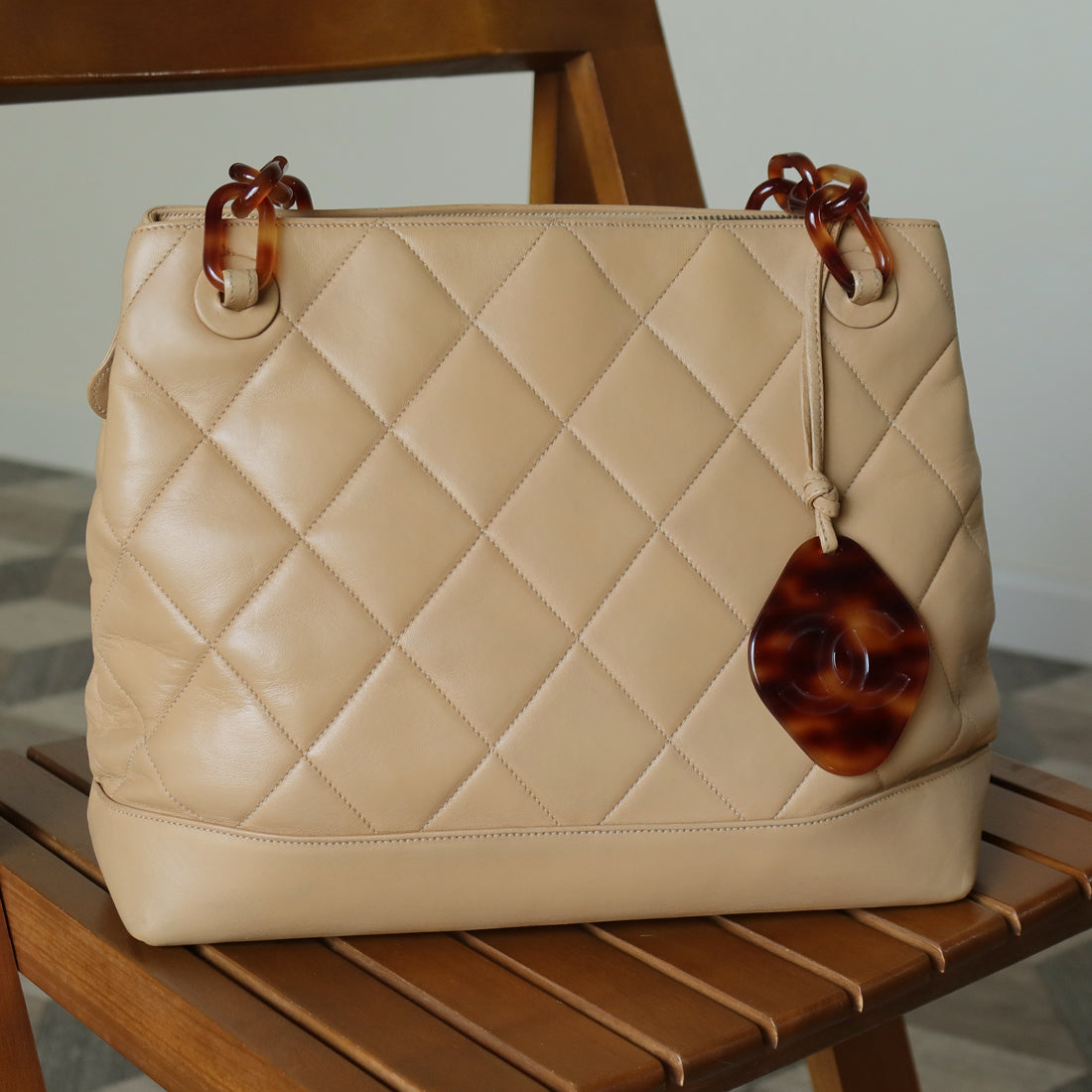 Chanel Vintage Beige Tortoise Shell Link Strap CC logo charm Shoulder Bag