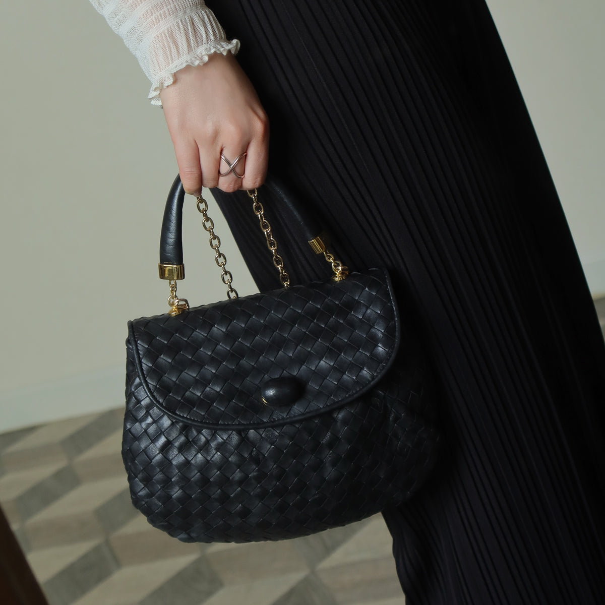 Bottega Veneta Vintage Black Intrecciato Weave Turn Lock Hand Bag M
