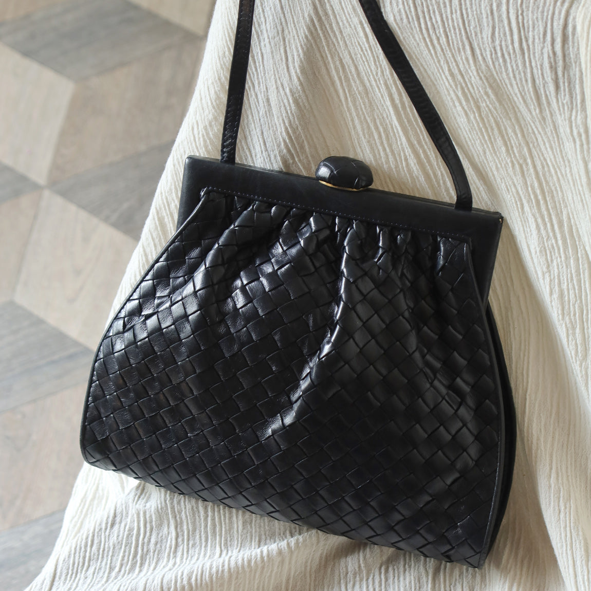 Bottega Veneta Vintage Black Intrecciato Weave Kiss Lock 2way Crossbody Bag