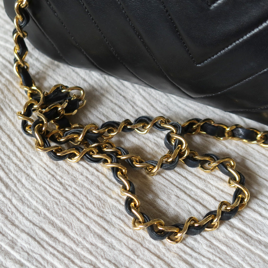 Chanel Vintage Black Lambskin Chevron Quilted Kiss Lock 2way Bag M
