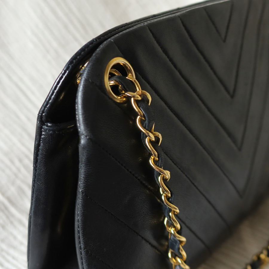 Chanel Vintage Black Lambskin Chevron Quilted Kiss Lock 2way Bag M