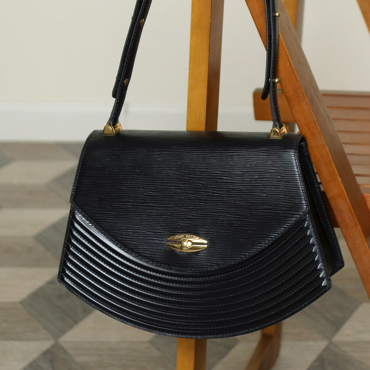Louis Vuitton Vintage Black Epi Leather Tilsitt Gold turn lock 2way Shoulder Bag