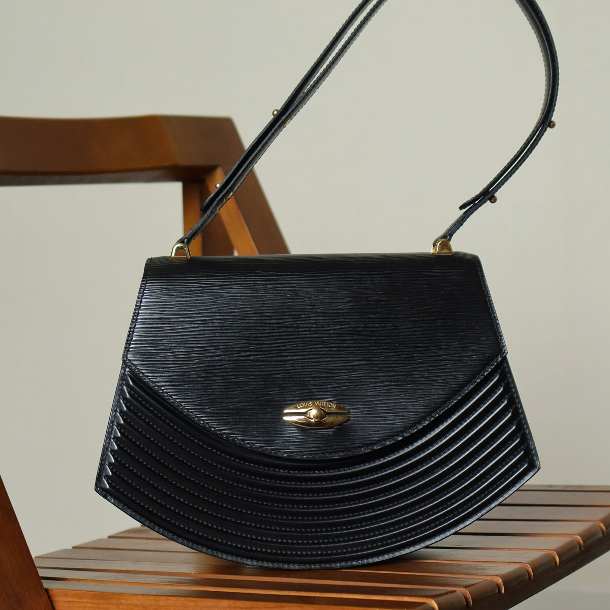 Louis Vuitton Vintage Black Epi Leather Tilsitt Gold turn lock 2way Shoulder Bag
