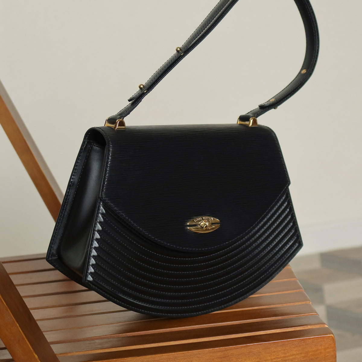 Louis Vuitton Vintage Black Epi Leather Tilsitt Gold turn lock 2way Shoulder Bag