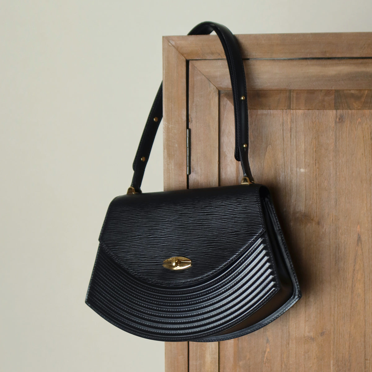 Louis Vuitton Vintage Black Epi Leather Tilsitt Gold turn lock 2way Shoulder Bag