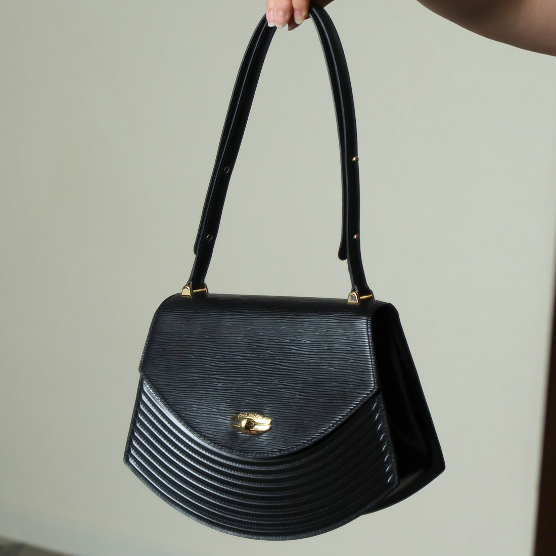 Louis Vuitton Vintage Black Epi Leather Tilsitt Gold turn lock 2way Shoulder Bag