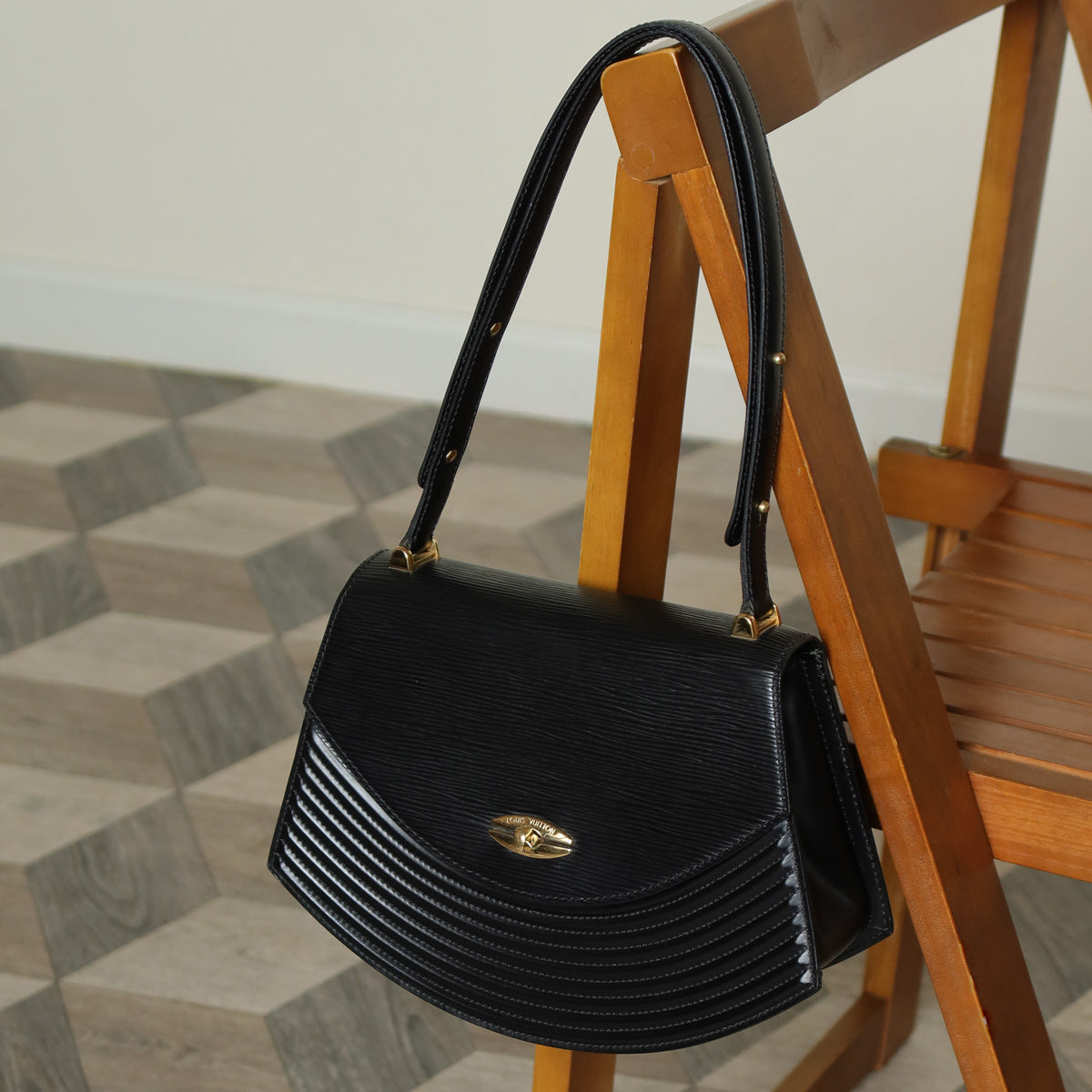 Louis Vuitton Vintage Black Epi Leather Tilsitt Gold turn lock 2way Shoulder Bag
