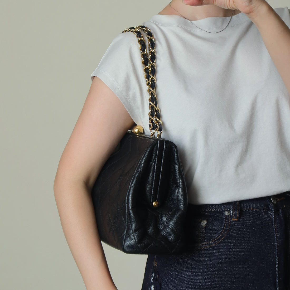 Vintage Chanel Black Caviar Matelassé CC logo Kiss Lock Double Chain Shoulder Bag