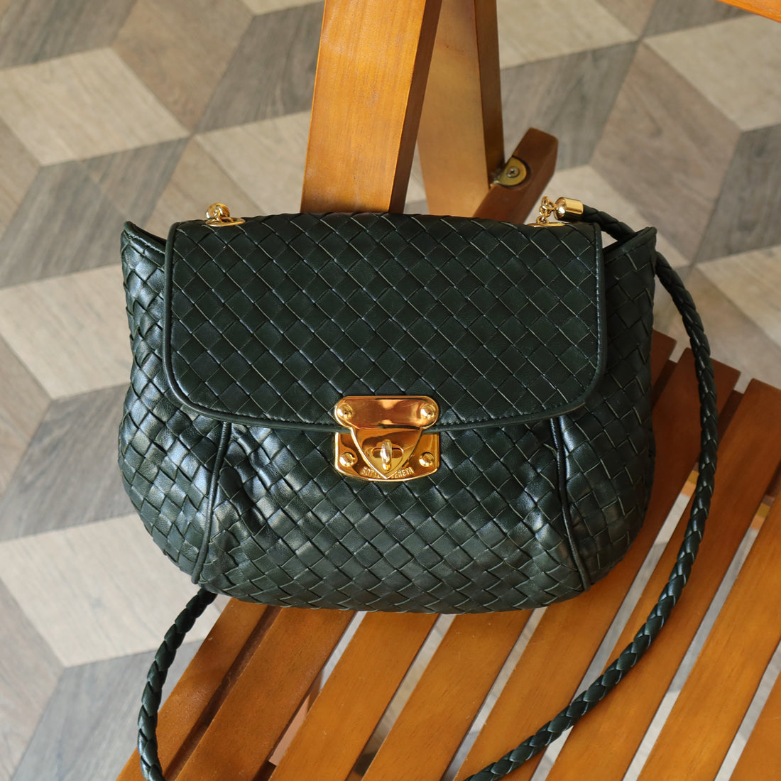 Bottega Veneta Vintage Alpi Green Intrecciato Gold Turn lock Braided Strap Shoulder Crossbody Bag