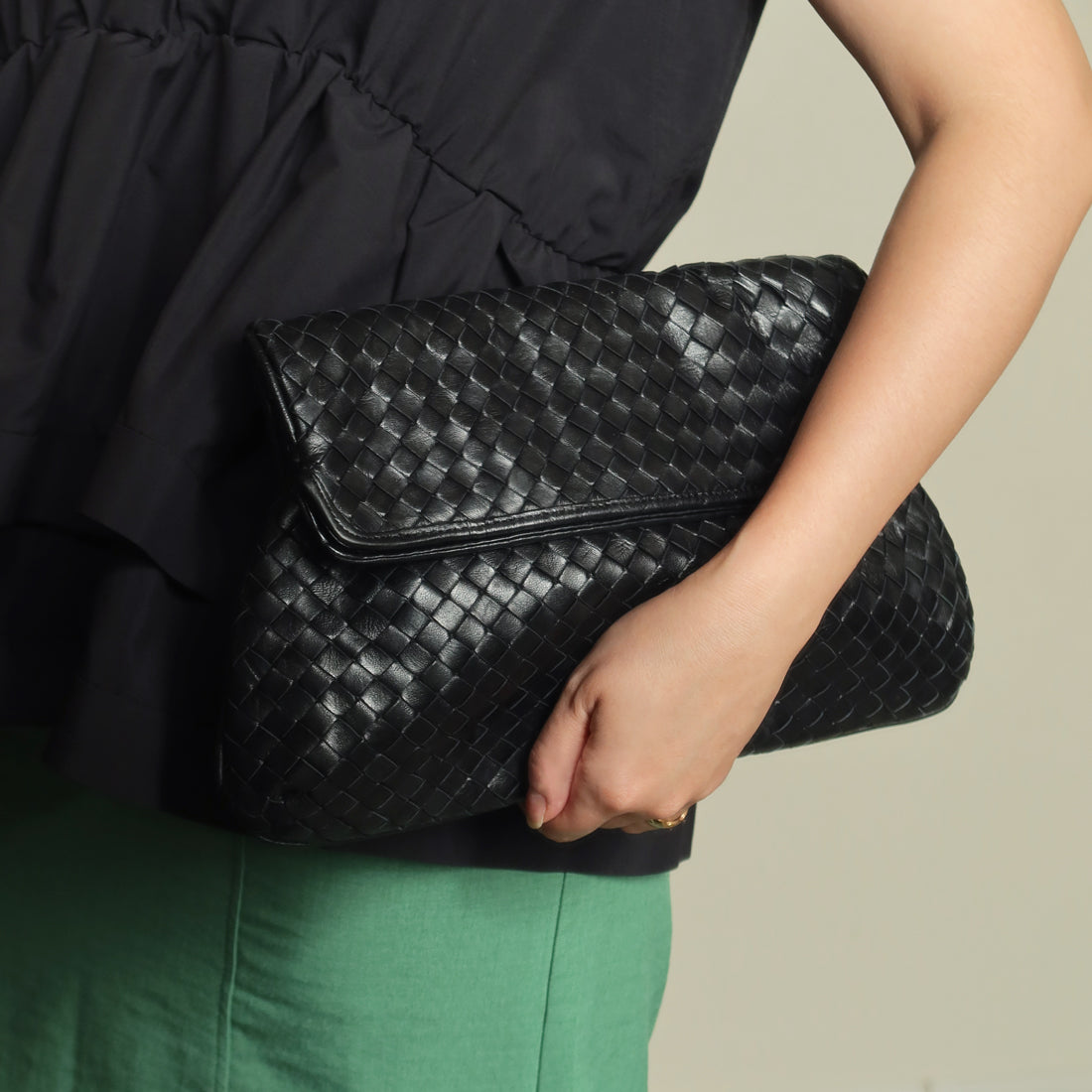 Rare Bottega Veneta Vintage Black Intrecciato Leather Hourglass Party Clutch Bag