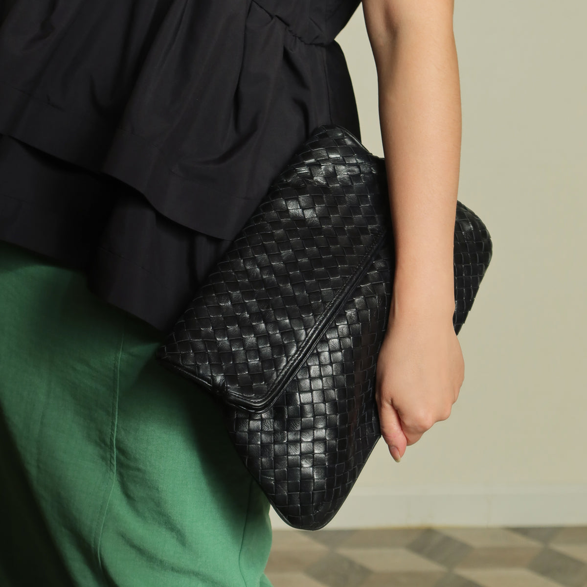 Rare Bottega Veneta Vintage Black Intrecciato Leather Hourglass Party Clutch Bag