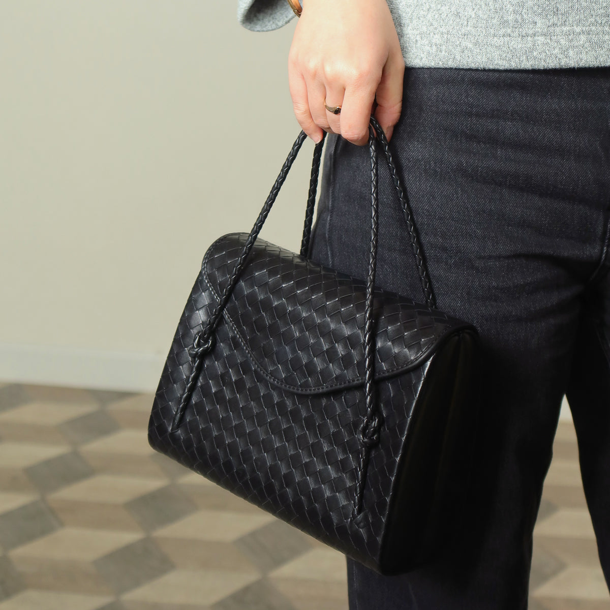 Rare Bottega Veneta Vintage Intrecciato Leather Braided Strap Clasp Top Handle Bag