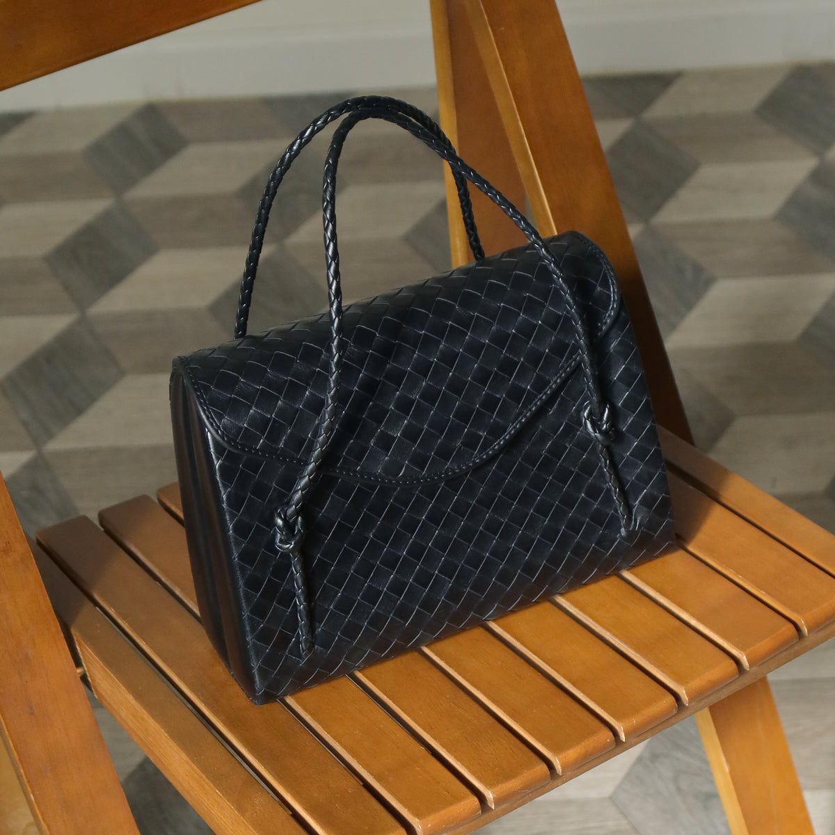 Rare Bottega Veneta Vintage Intrecciato Leather Braided Strap Clasp Top Handle Bag