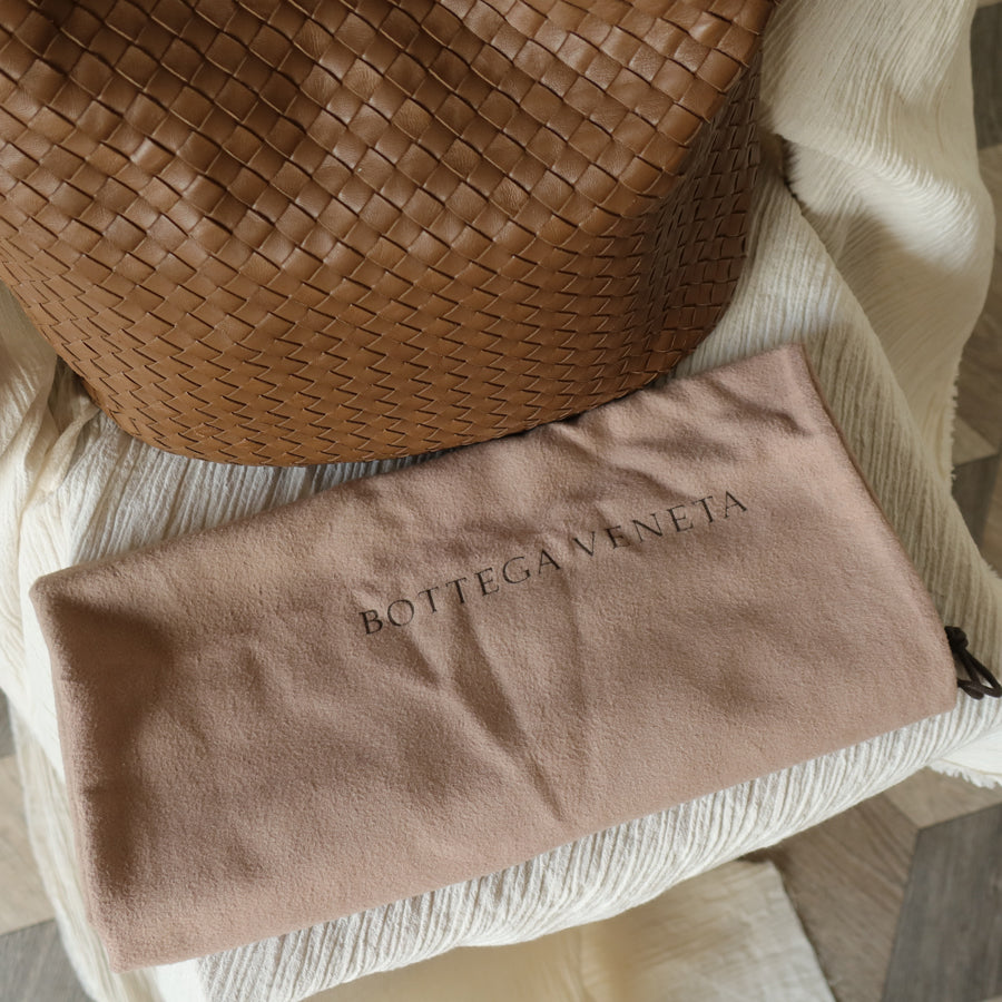 Bottega Veneta Vintage Caramel Brown Intrecciato Ring Hobo style Bucket Shoulder Bag