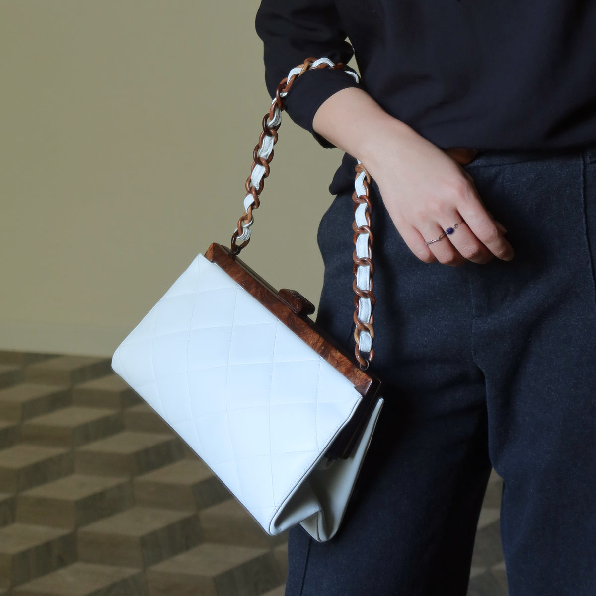 Rare Chanel Vintage White Quilted Leather Wood Link Chain Kiss Lock Shoulder Bag