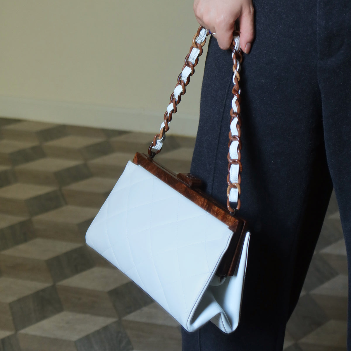 Rare Chanel Vintage White Quilted Leather Wood Link Chain Kiss Lock Shoulder Bag