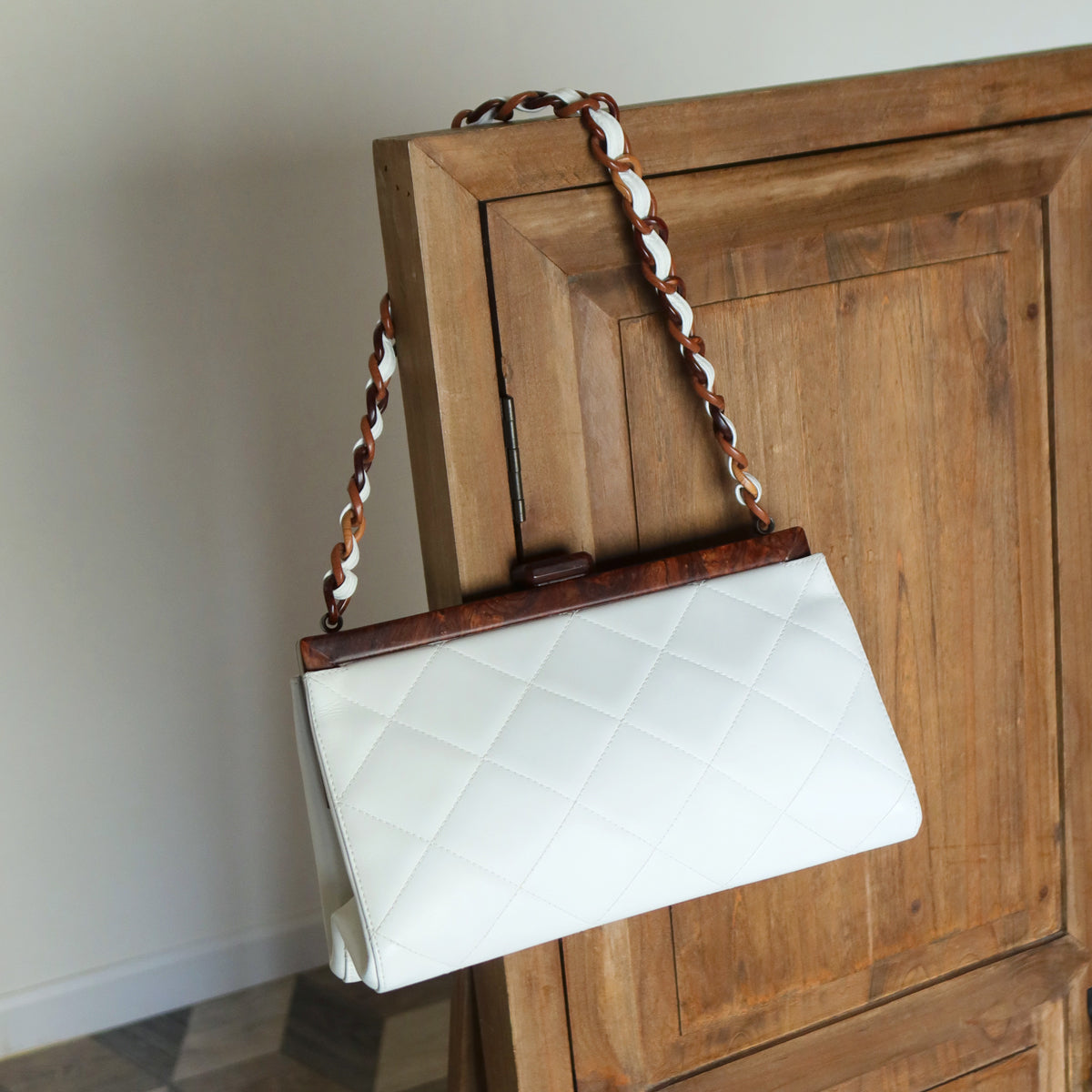 Rare Chanel Vintage White Quilted Leather Wood Link Chain Kiss Lock Shoulder Bag