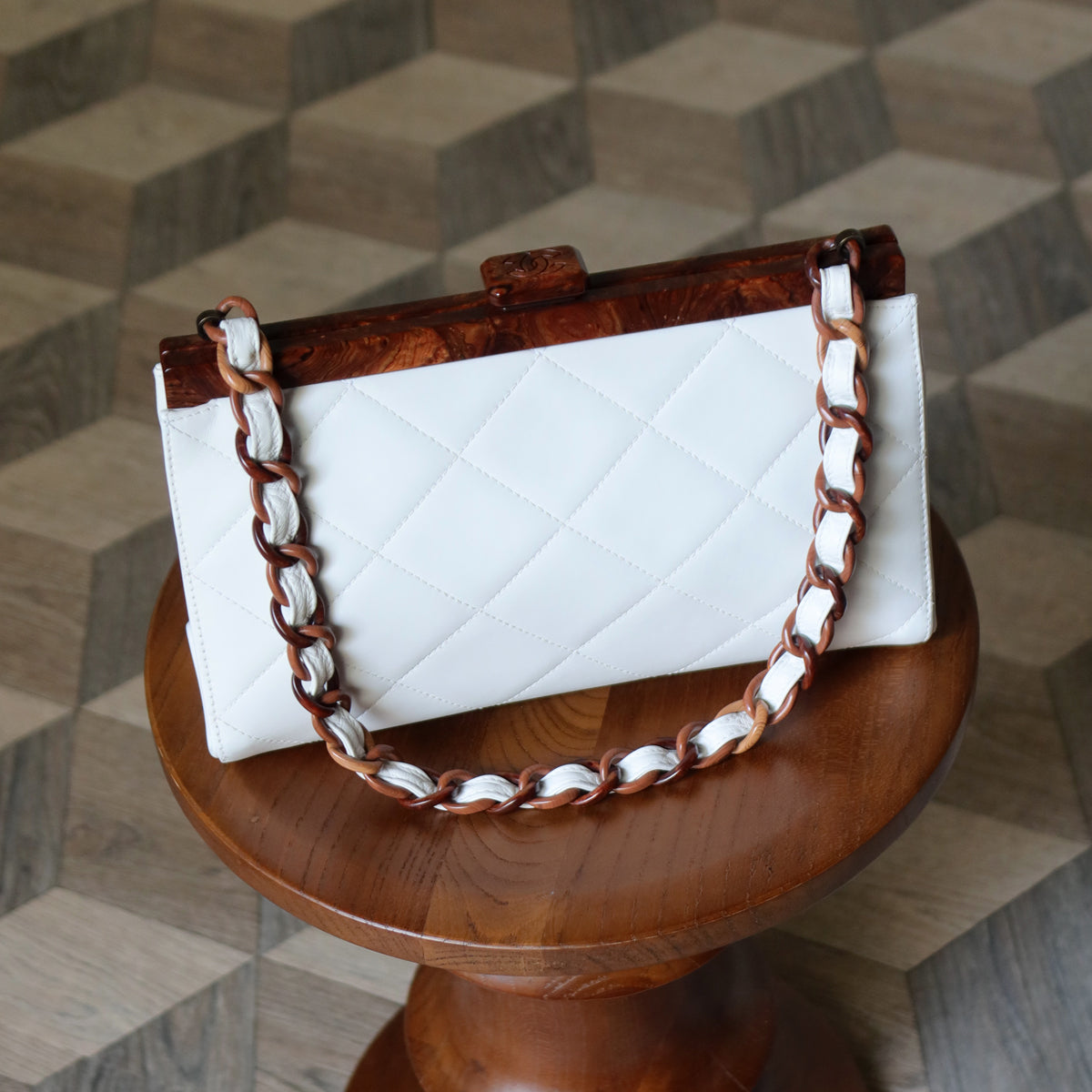 Rare Chanel Vintage White Quilted Leather Wood Link Chain Kiss Lock Shoulder Bag