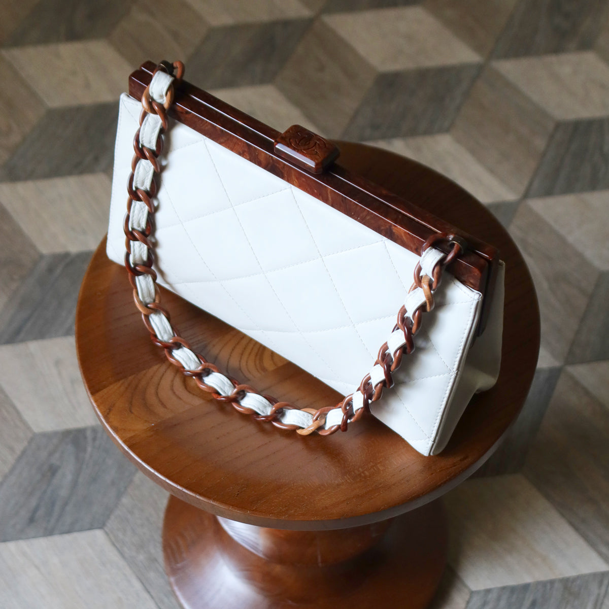 Rare Chanel Vintage White Quilted Leather Wood Link Chain Kiss Lock Shoulder Bag
