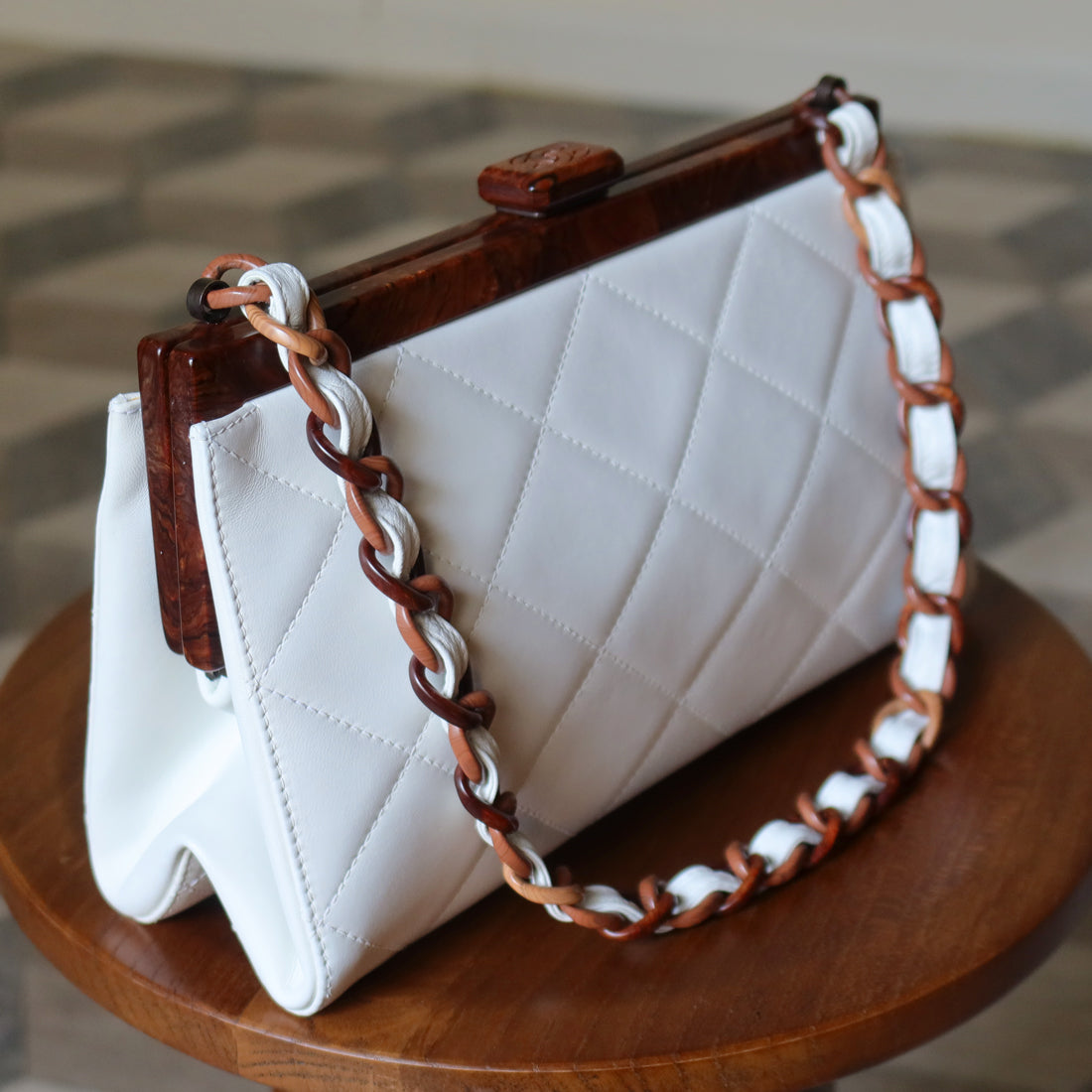 Rare Chanel Vintage White Quilted Leather Wood Link Chain Kiss Lock Shoulder Bag
