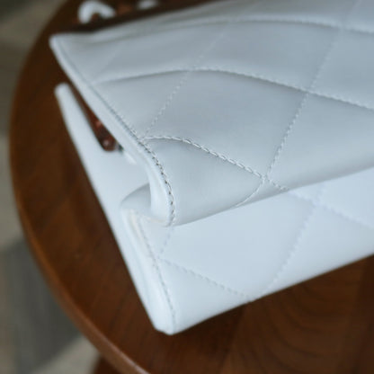 Rare Chanel Vintage White Quilted Leather Wood Link Chain Kiss Lock Shoulder Bag