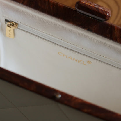 Rare Chanel Vintage White Quilted Leather Wood Link Chain Kiss Lock Shoulder Bag