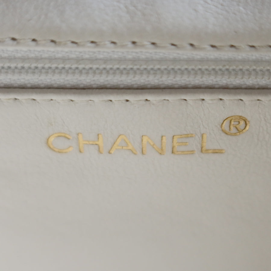 Rare Chanel Vintage White Quilted Leather Wood Link Chain Kiss Lock Shoulder Bag