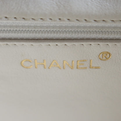 Rare Chanel Vintage White Quilted Leather Wood Link Chain Kiss Lock Shoulder Bag