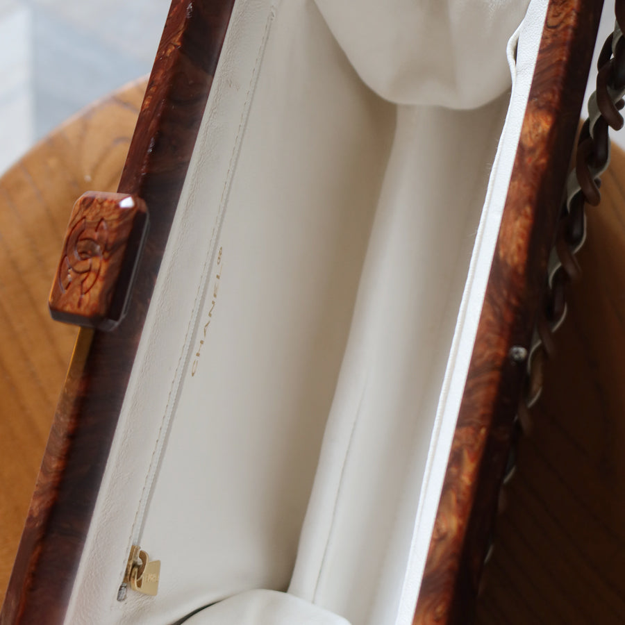 Rare Chanel Vintage White Quilted Leather Wood Link Chain Kiss Lock Shoulder Bag