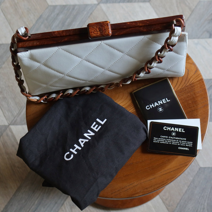 Rare Chanel Vintage White Quilted Leather Wood Link Chain Kiss Lock Shoulder Bag