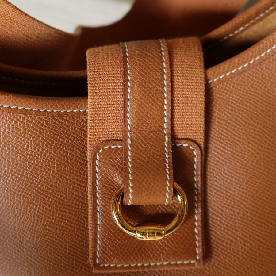 Hermès Vintage '90s Brown Courchevel Leather Tsako Shoulder Bag