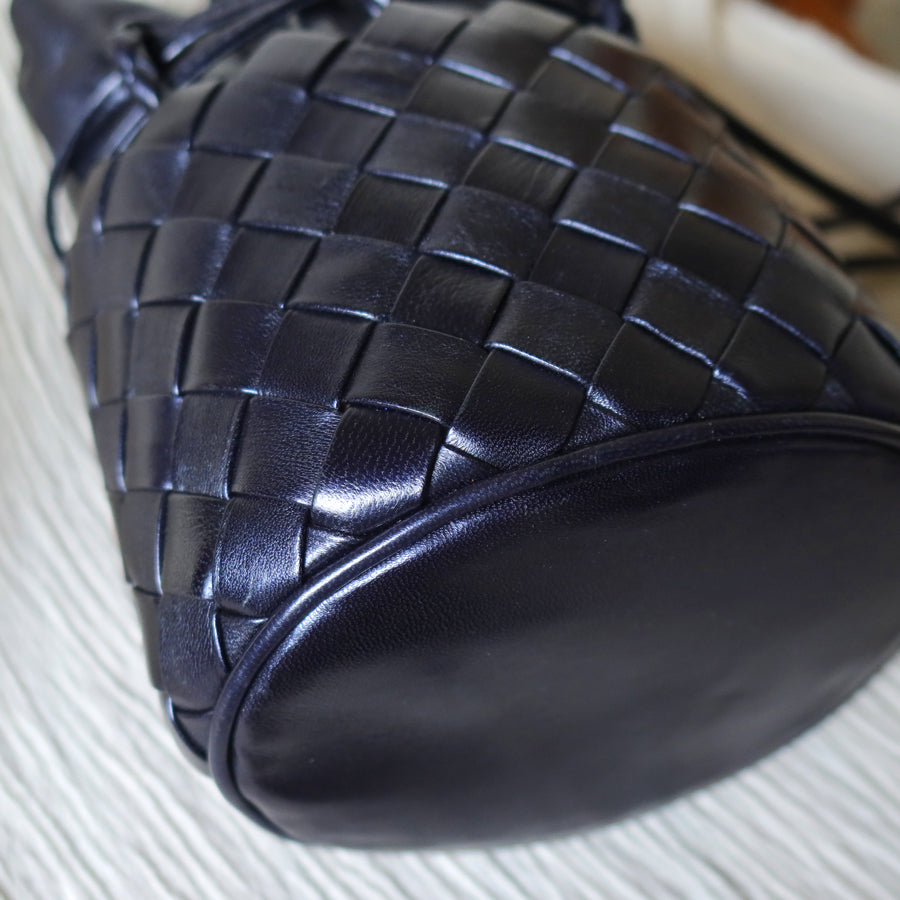 Rare Bottega Veneta Vintage Intrecciato Weave Oval Bucket Crossbody Sling Bag