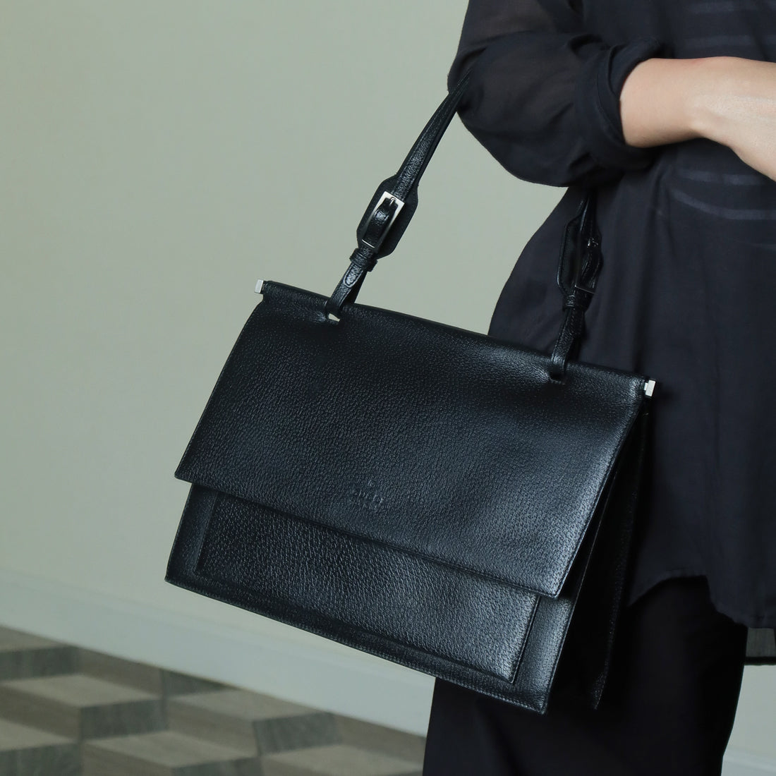 Gucci Vintage Black Grained Leather Sleek Shoulder Flap Bagv