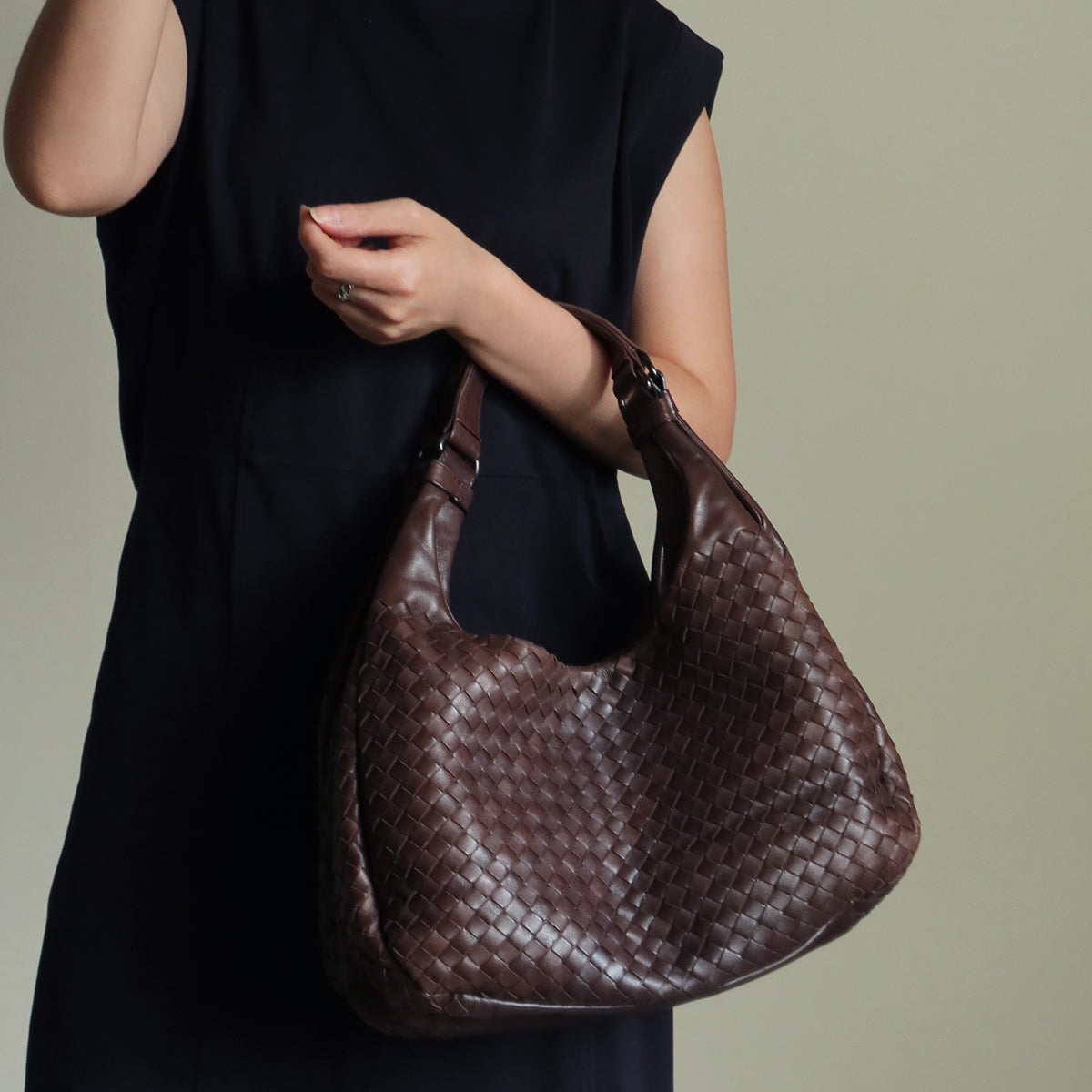 Bottega Veneta Vintage Dark Brown Medium Intrecciato Hobo Shoulder