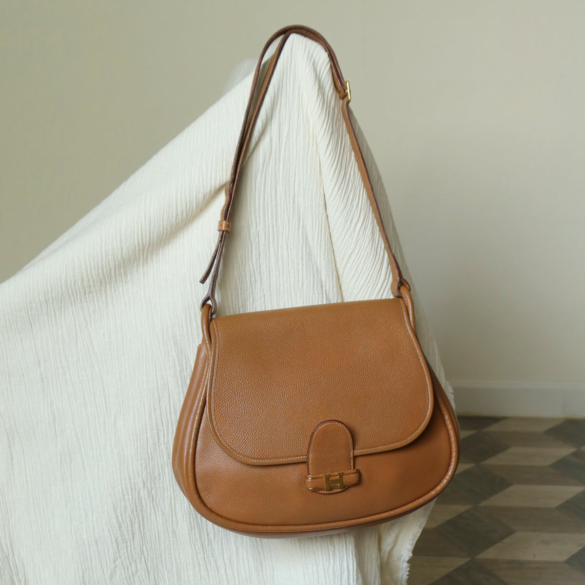Hermès Vintage '80s Brown Leather Saddle H buckle Flap Shoulder Bag