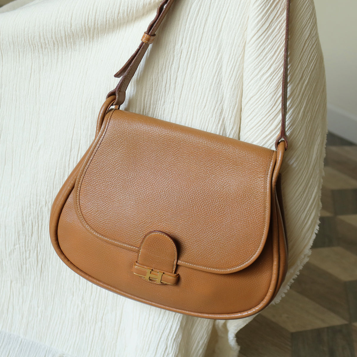 Hermès Vintage '80s Brown Leather Saddle H buckle Flap Shoulder Bag
