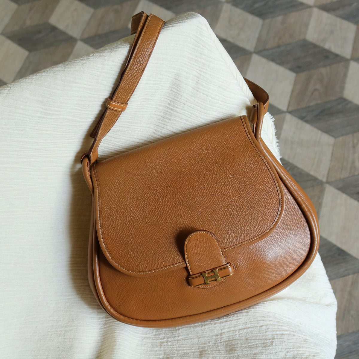 Hermès Vintage '80s Brown Leather Saddle H buckle Flap Shoulder Bag
