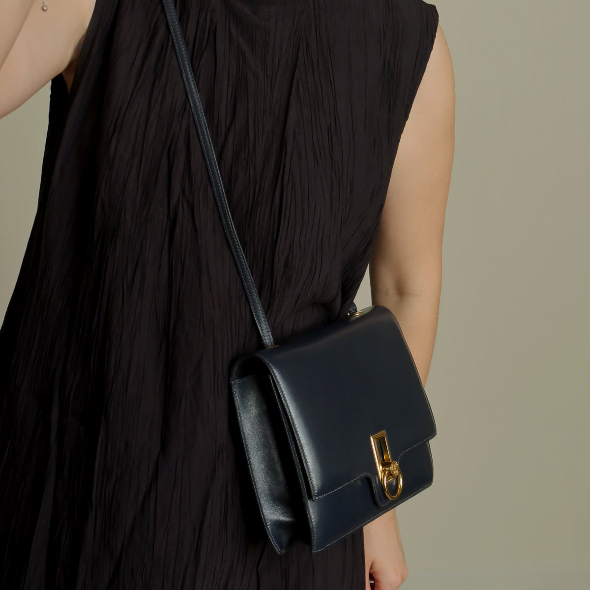 Vintage Hermès 1980s Emblem Ring Box Calf Shoulder Bag