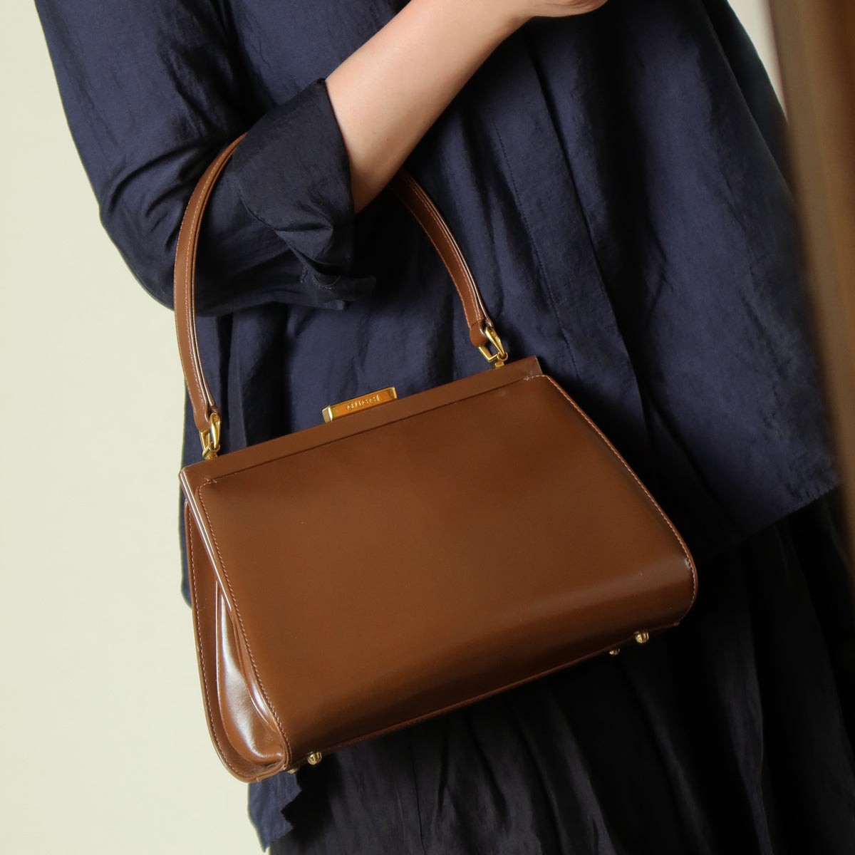 Gucci Vintage Caramel Brown Leather Gold Logo Kiss lock Top Handle Bag