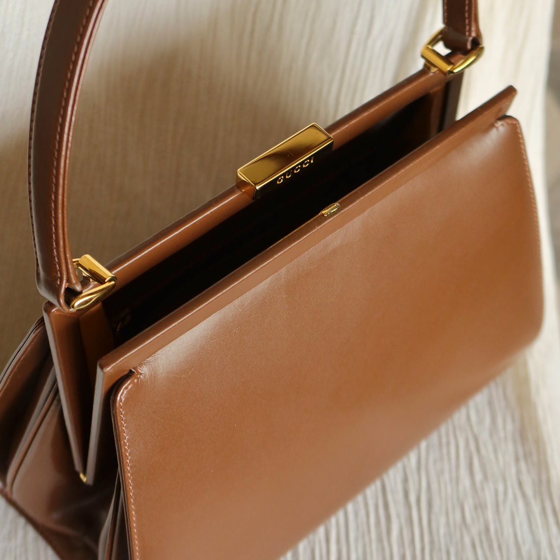 Gucci Vintage Caramel Brown Leather Gold Logo Kiss lock Top Handle Bag
