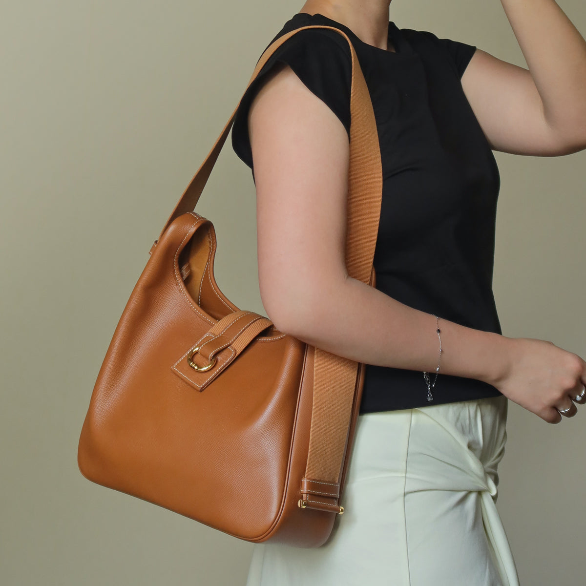 Hermès Vintage '90s Caramel Brown Leather H gold ring Tsako Shoulder Bag