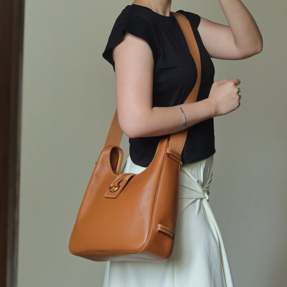 Hermès Vintage '90s Caramel Brown Leather H gold ring Tsako Shoulder Bag