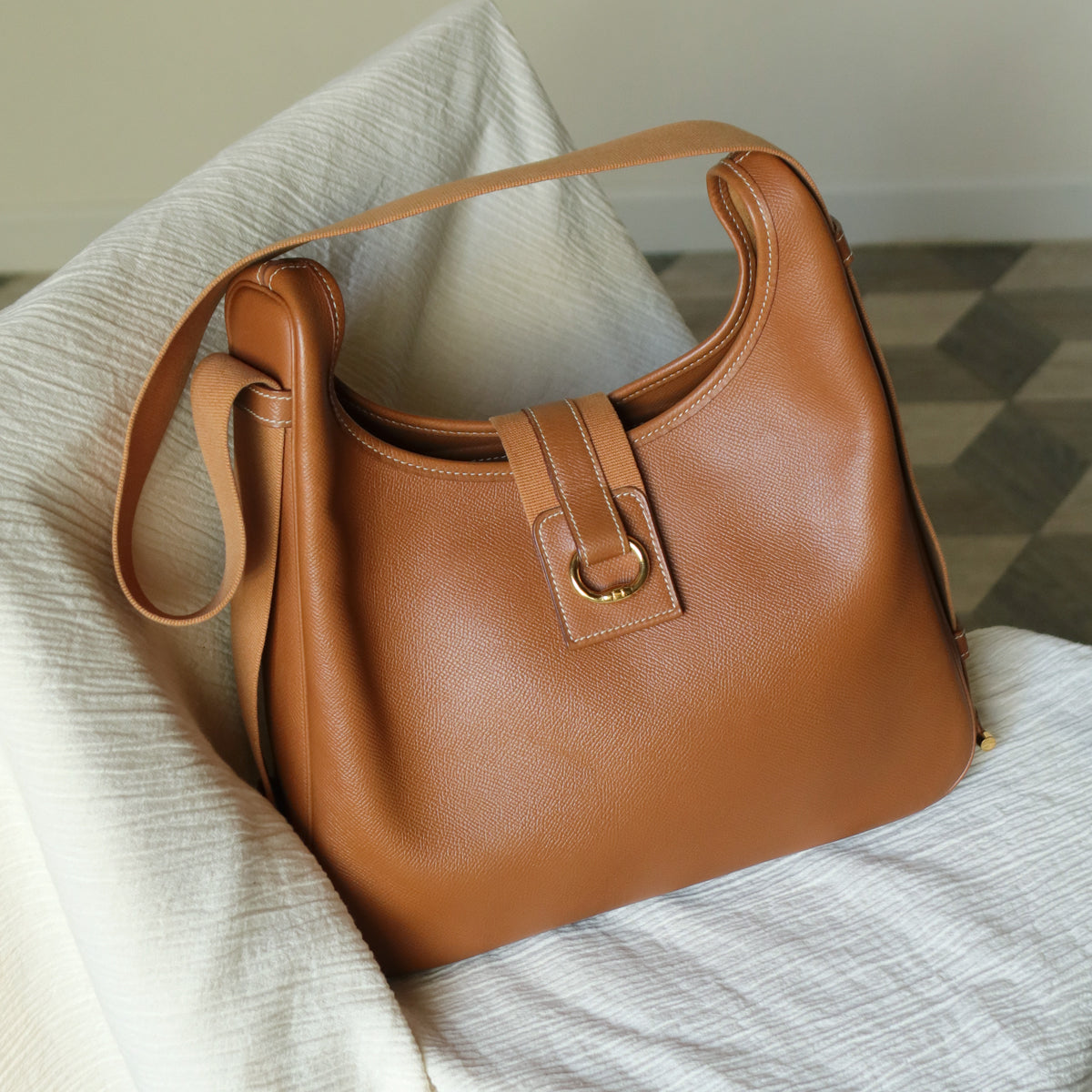 Hermès Vintage '90s Caramel Brown Leather H gold ring Tsako Shoulder Bag