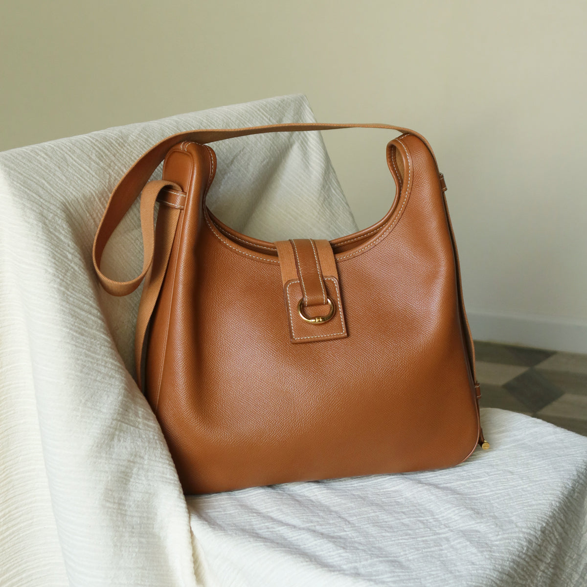 Hermès Vintage '90s Caramel Brown Leather H gold ring Tsako Shoulder Bag