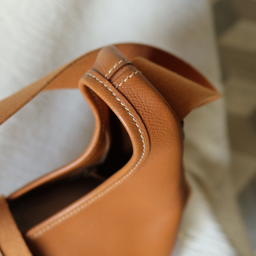 Hermès Vintage '90s Caramel Brown Leather H gold ring Tsako Shoulder Bag