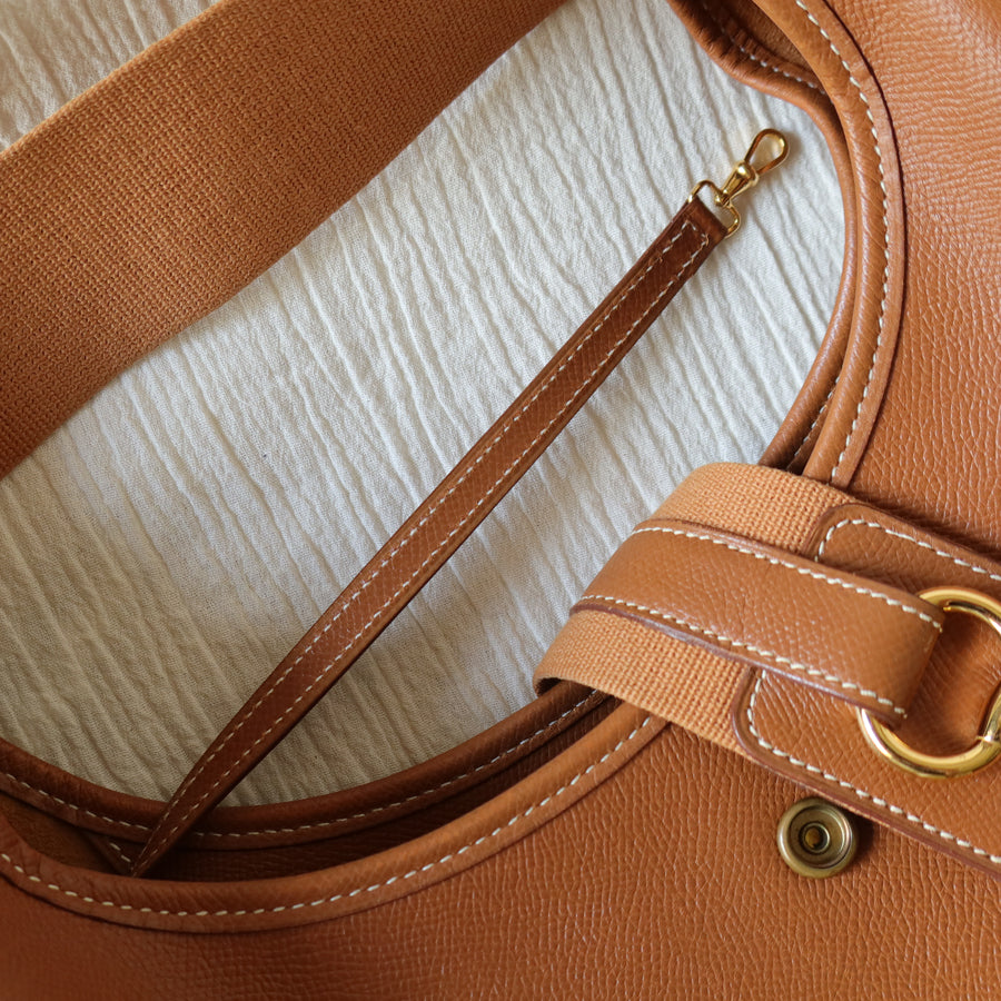 Hermès Vintage '90s Caramel Brown Leather H gold ring Tsako Shoulder Bag