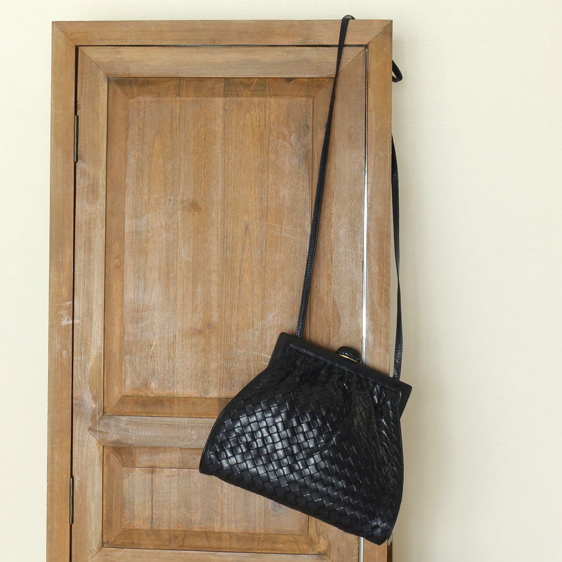 Bottega Veneta Vintage Black Intrecciato Weave Kiss Lock 2way Crossbody Bag