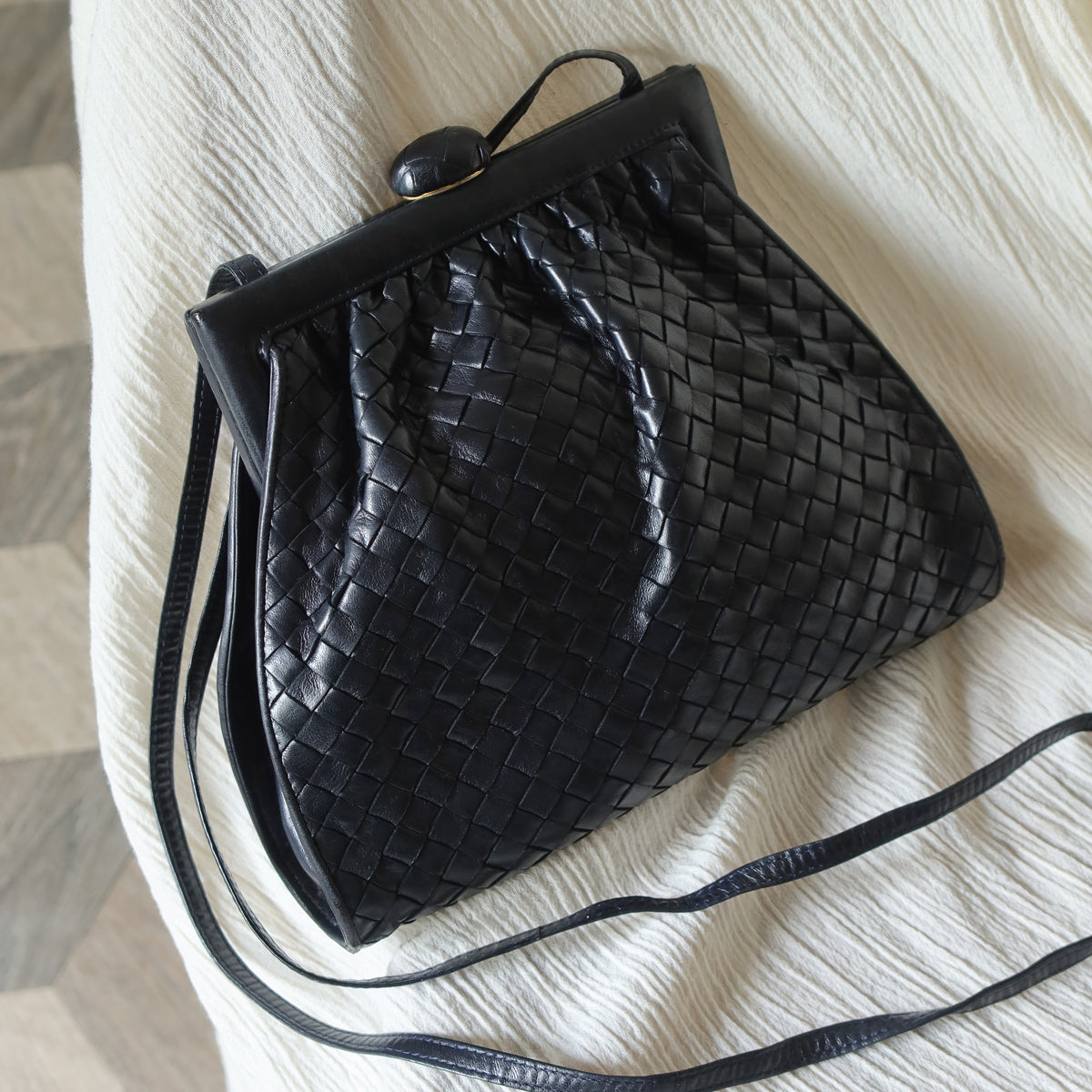 Bottega Veneta Vintage Black Intrecciato Weave Kiss Lock 2way Crossbody Bag