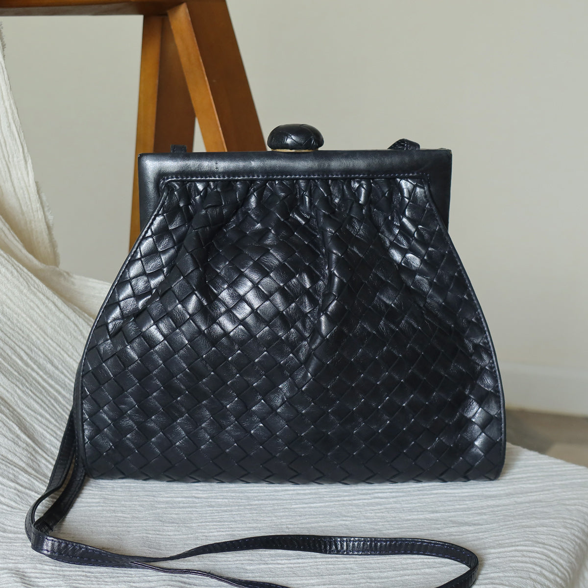 Bottega Veneta Vintage Black Intrecciato Weave Kiss Lock 2way Crossbody Bag