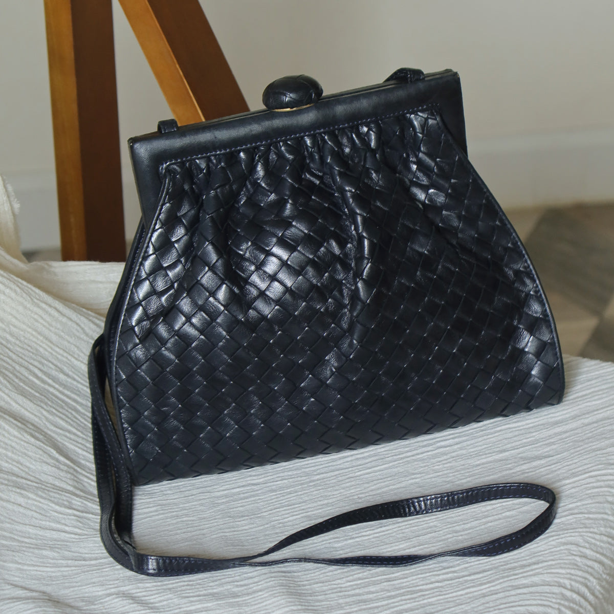 Bottega Veneta Vintage Black Intrecciato Weave Kiss Lock 2way Crossbody Bag